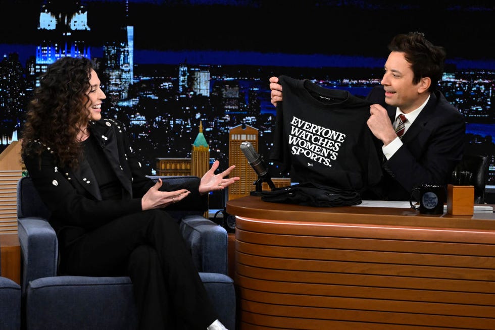 L'émission de ce soir avec Jimmy Fallon, épisode 1936, sur la photo de gauche à droite : l'ancienne joueuse de basket-ball Sue Bird lors d'une interview avec l'animateur Jimmy Fallon le vendredi 8 mars 2024. Photo de Todd Owyoung, NBC via Getty Images