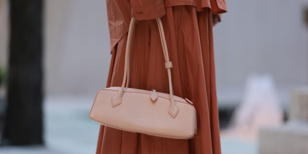 Les sacs à main East-West étaient une tendance majeure du street style lors de la Fashion Week de New York