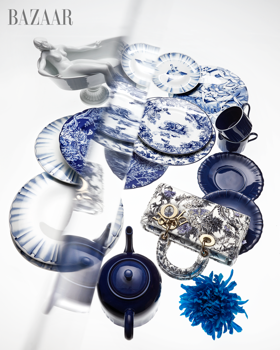 Arrangement de vaisselle bleue et blanche, une théière, un sac à main et une fleur décorative