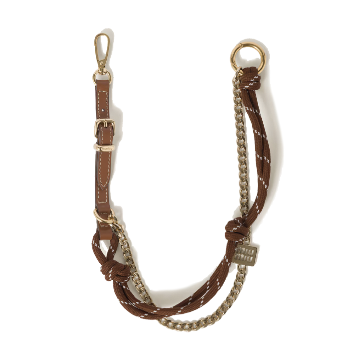 Astuce en cuir, cordon et métal