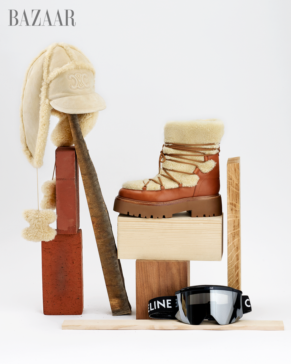 Accessoires de mode, dont une botte à chapeau et des lunettes disposées sur des blocs de bois