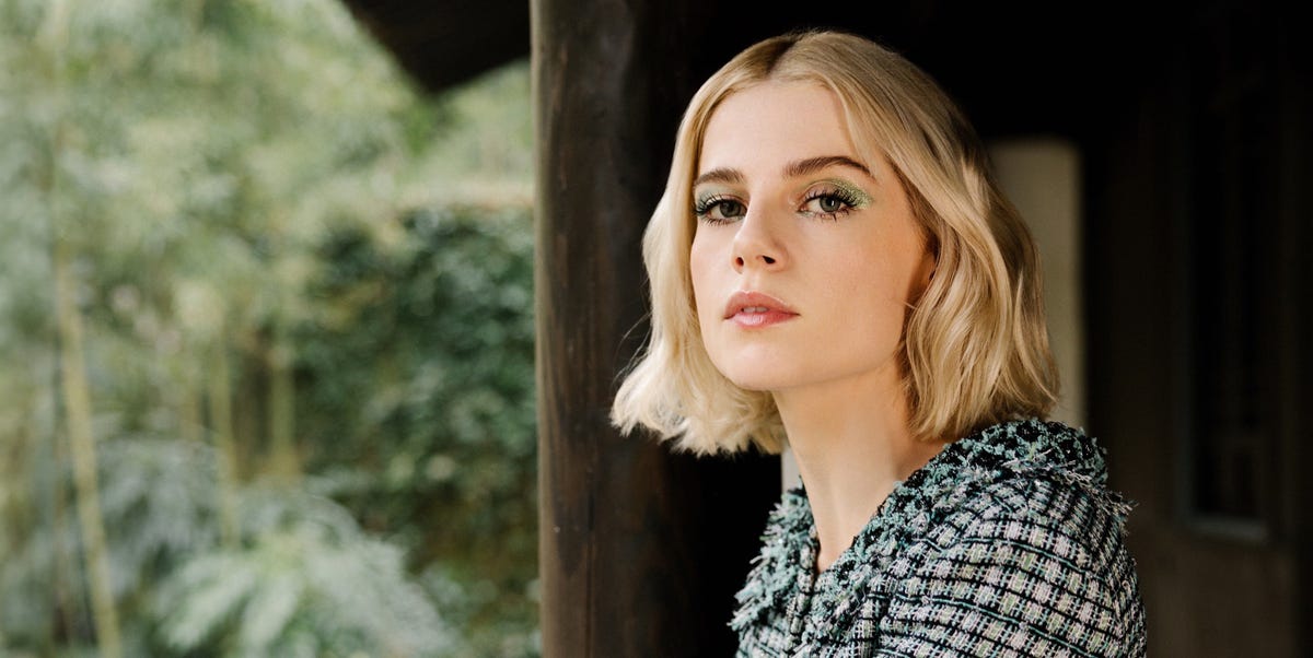 Lucy Boynton sur la magie d'un simple ensemble Chanel