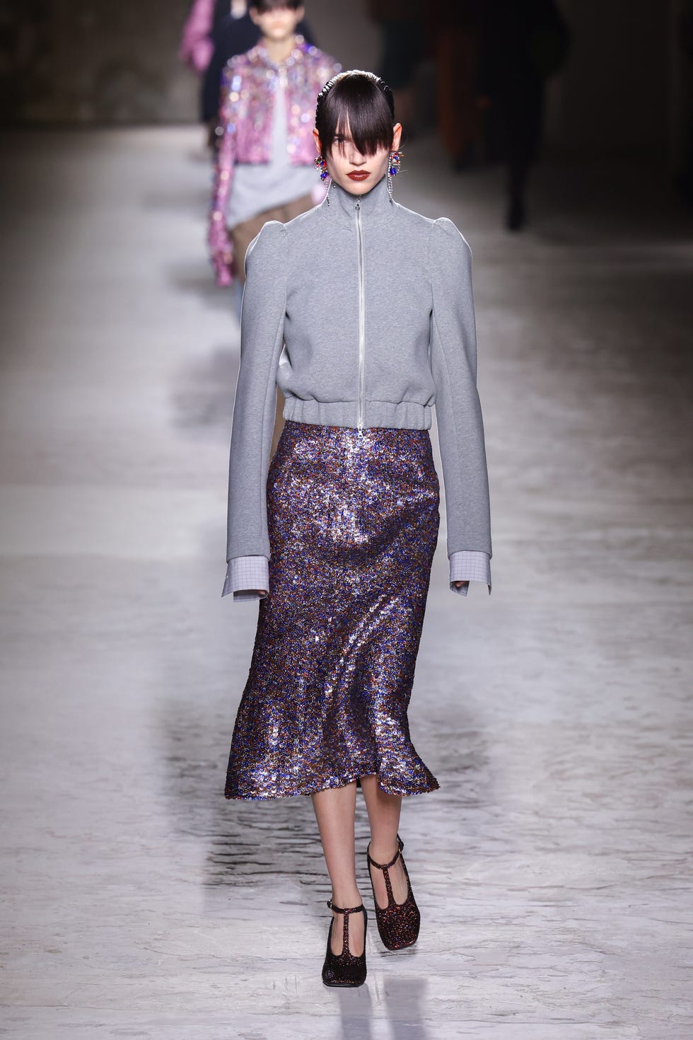 paris, france 28 février usage éditorial uniquement pour un usage non éditorial veuillez demander l'approbation de la maison de mode un mannequin parcourt la piste pendant le défilé de vêtements pour femmes dries van noten automne-hiver 2024 2025 dans le cadre de la semaine de la mode de paris le 28 février 2024 à paris, france photo de Images : peter whitegetty