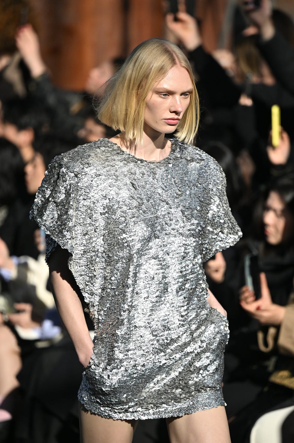 paris, france 04 mars usage éditorial uniquement pour un usage non éditorial veuillez demander l'approbation de la maison de couture un mannequin parcourt la piste lors du défilé de vêtements pour femmes stella mccartney automne-hiver 2024 2025 dans le cadre de la fashion week de paris le 04 mars 2024 à paris, france photo de stephane Cardinal Corbiscorbis via Getty Images