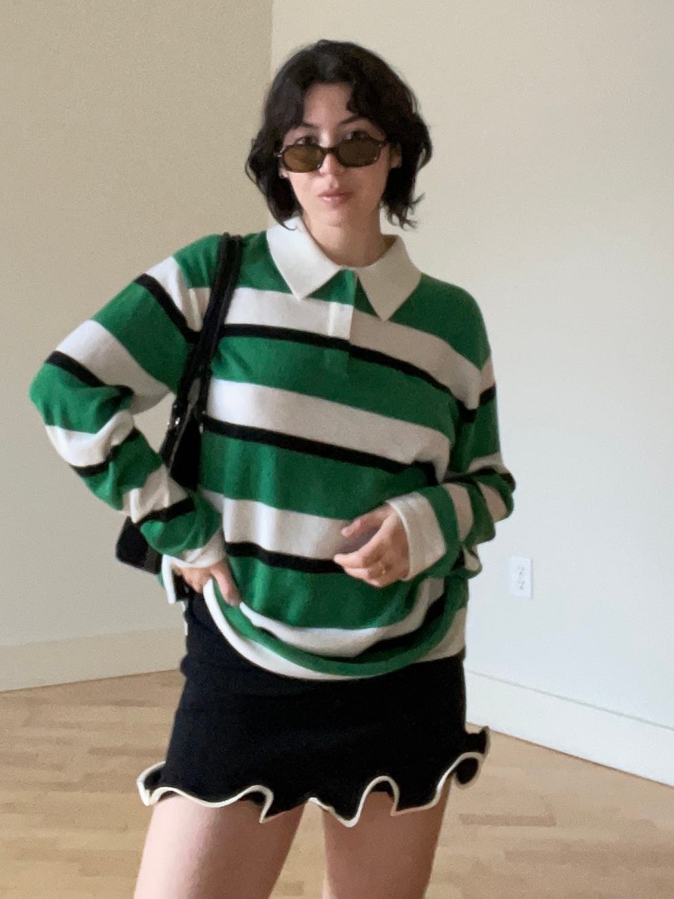 tenue décontractée composée d'un pull rayé et d'une jupe noire