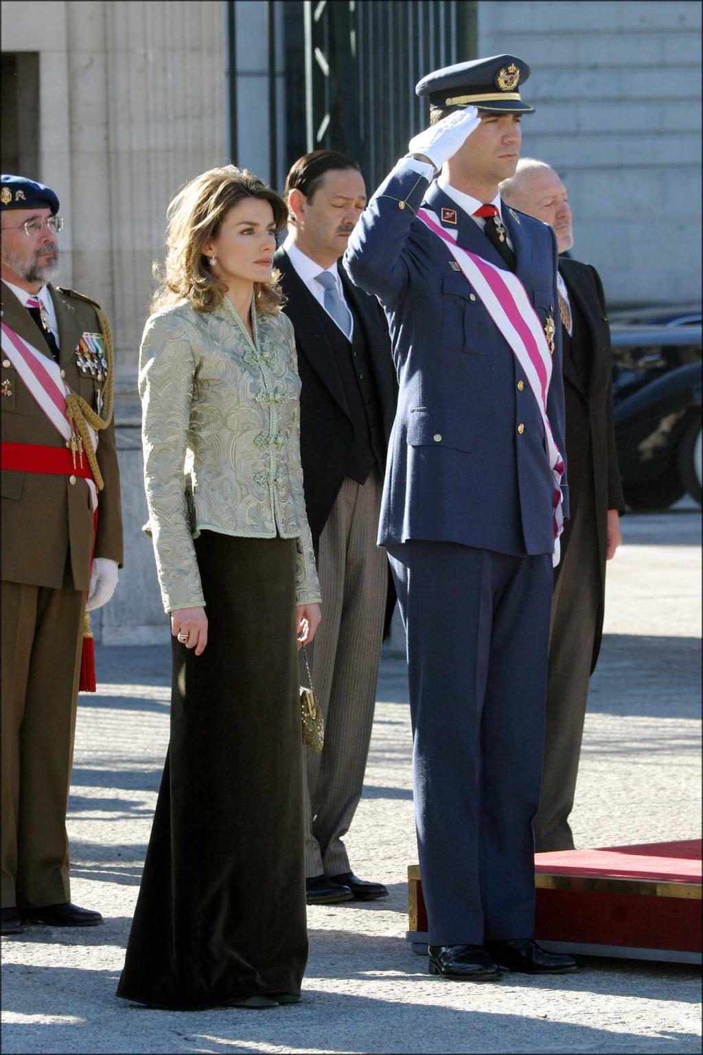 Letizia Ortiz lors de ses débuts aux Pâques militaires en 2005 avec un look de Lorenzo Caprile.