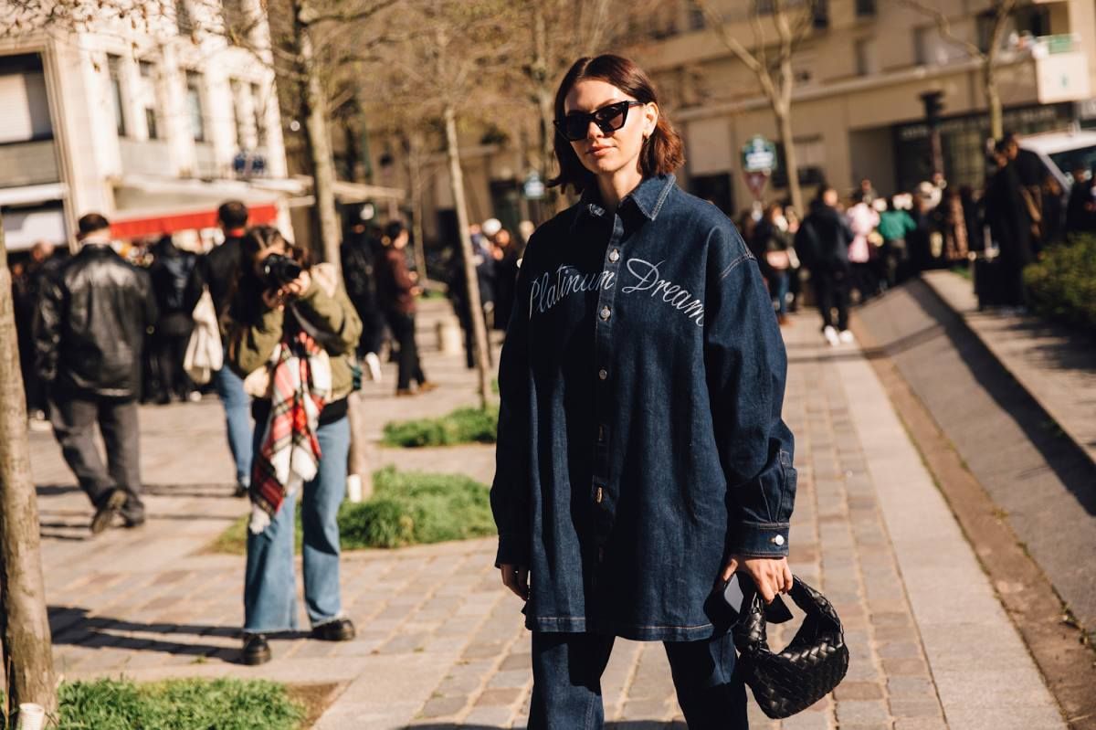 Street style de París en 2024, el año de las zapatillas Puma Speedcat
