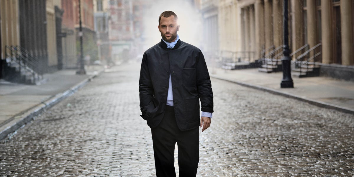 A Dapper Penn Badgley joue dans la campagne printemps 2025 de Moncler