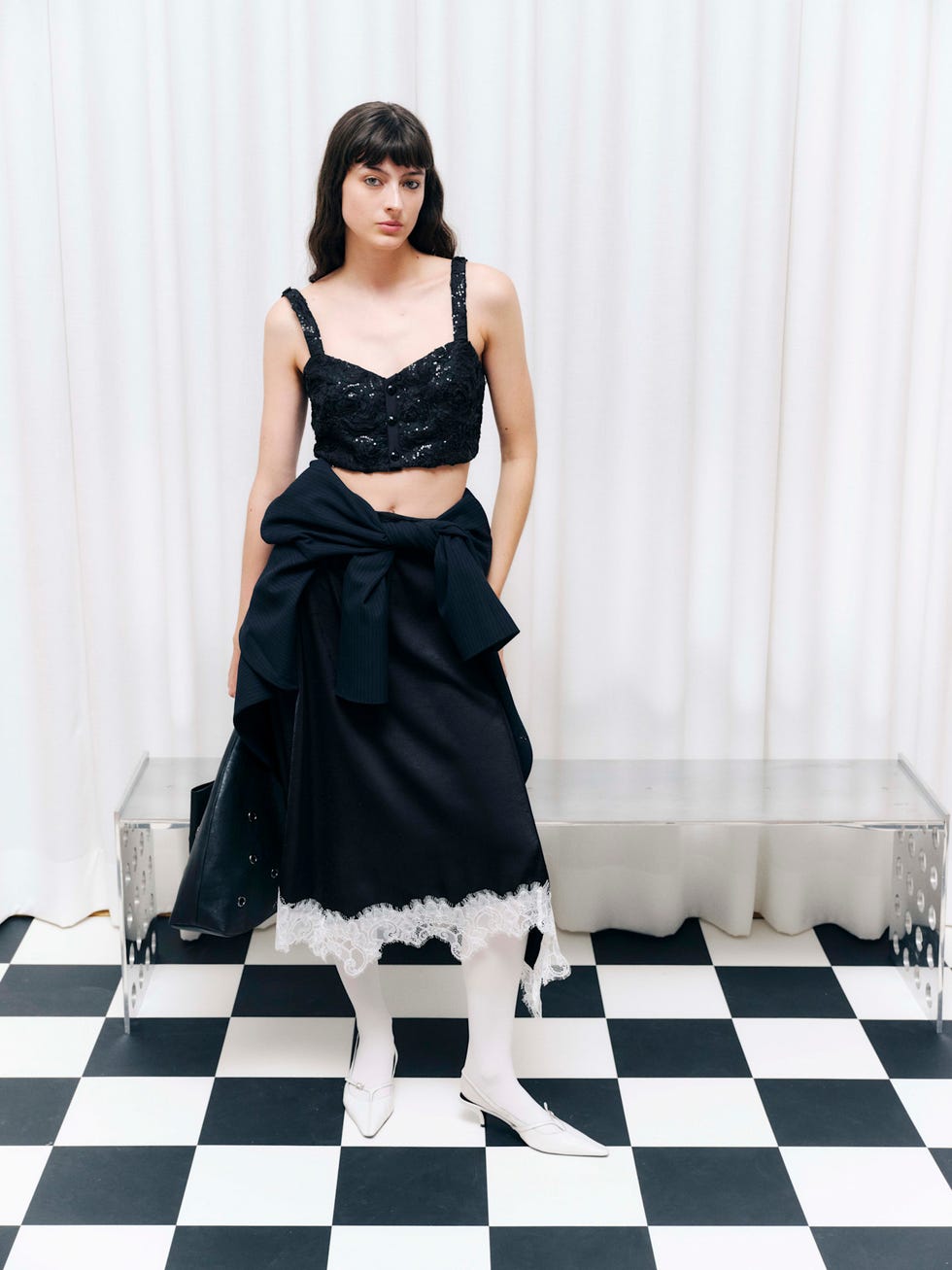 Mannequin présentant une tenue élégante avec un crop top noir et une jupe noire