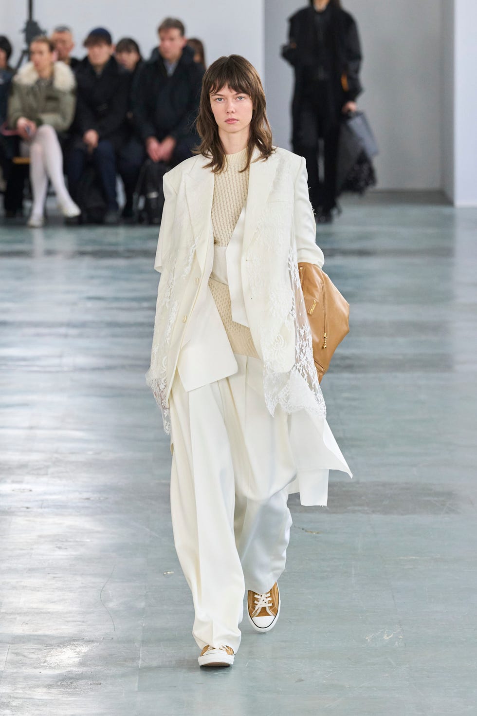 Mannequin présentant un ensemble de mode lors d'un défilé