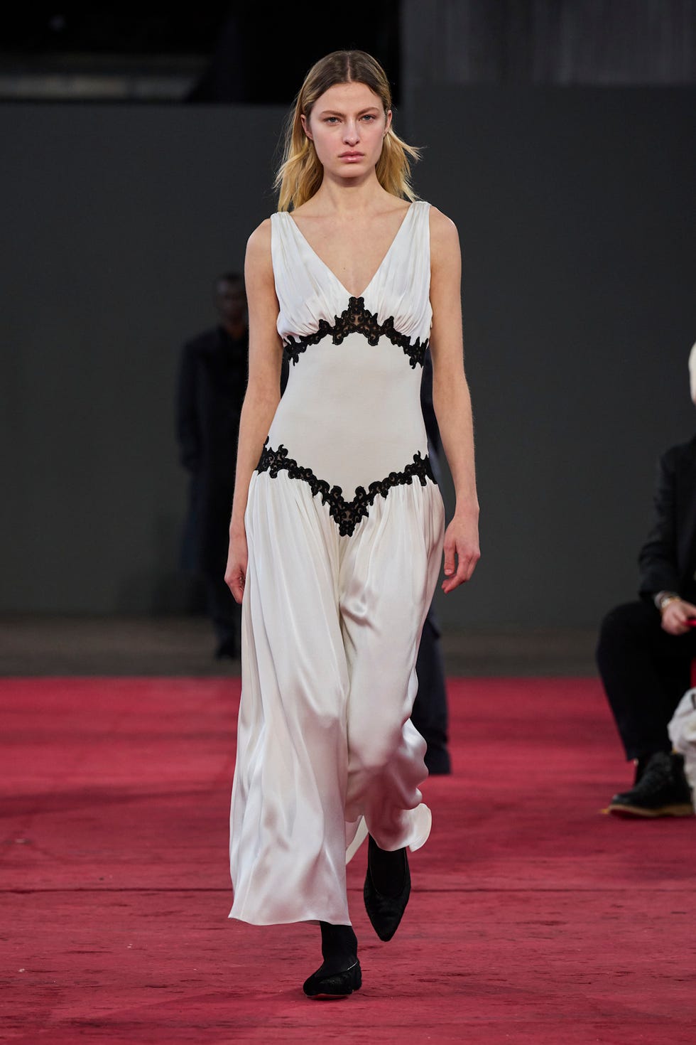 Mannequin marchant sur un podium dans une élégante robe blanche