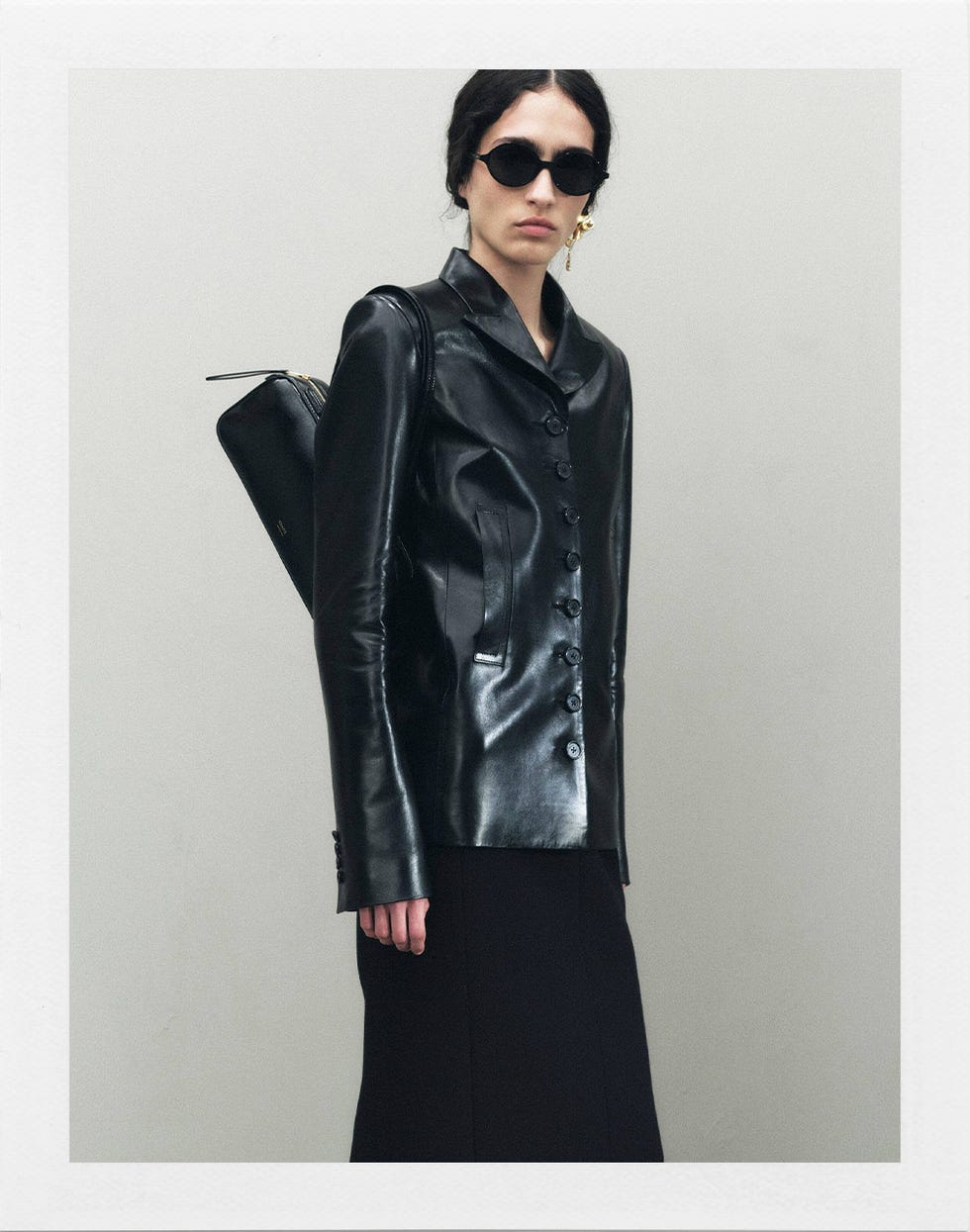 tenue à la mode avec une veste en cuir noir et une jupe noire élégante