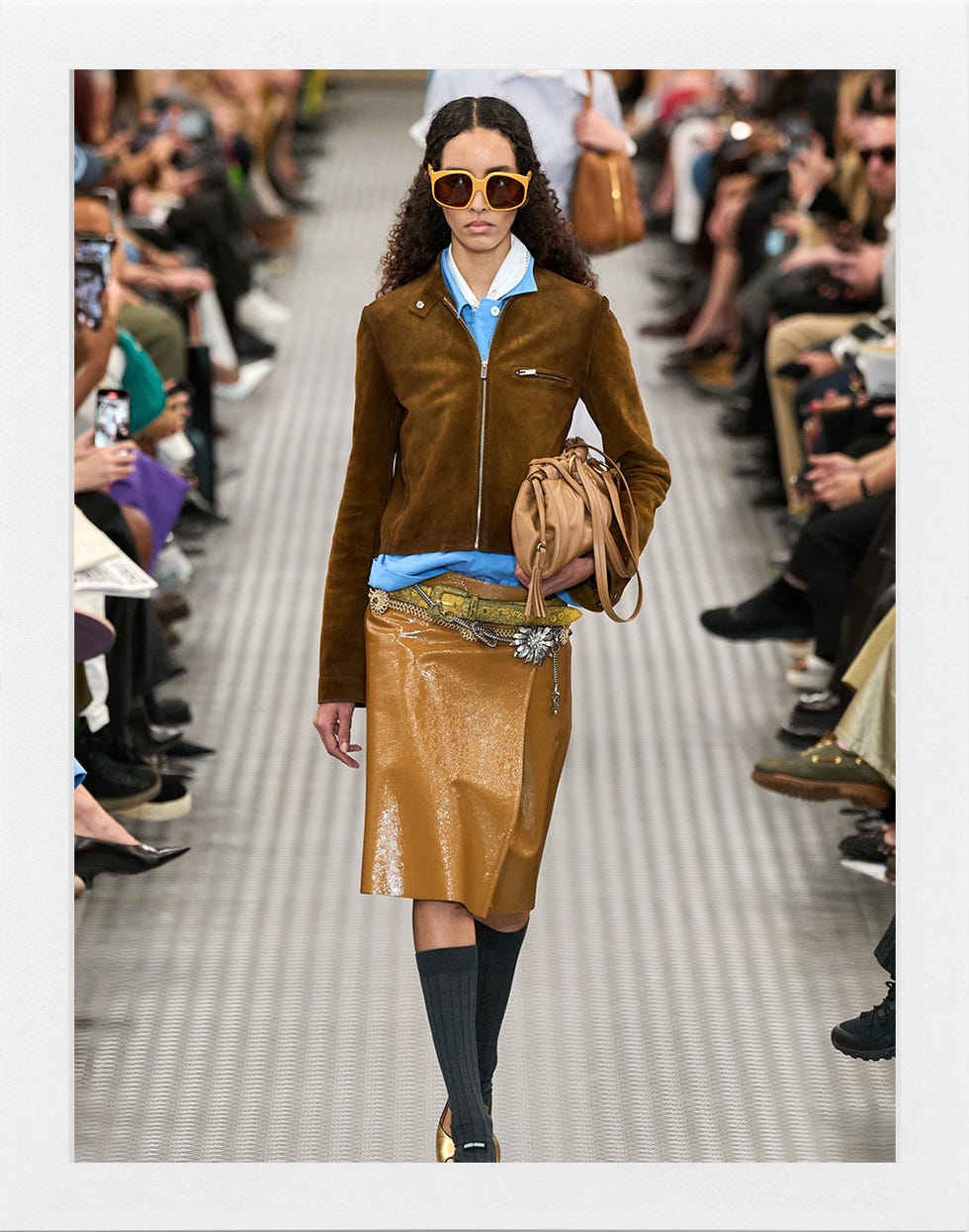 Modèle de mode marchant sur la piste dans une tenue élégante