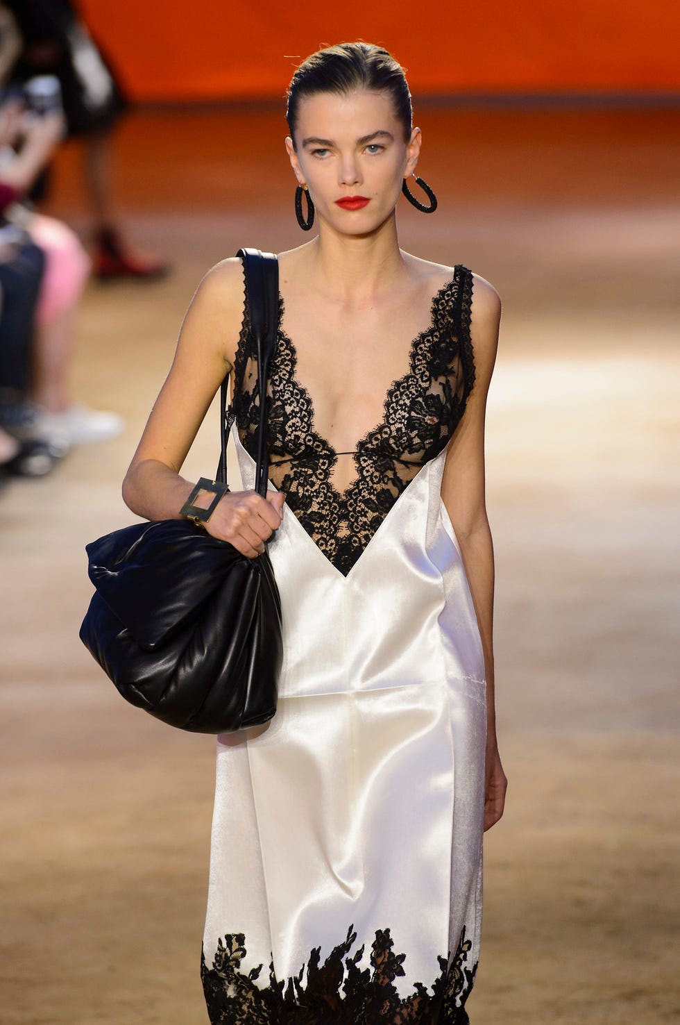 Piste de marche mannequin dans une tenue sophistiquée avec des détails en dentelle