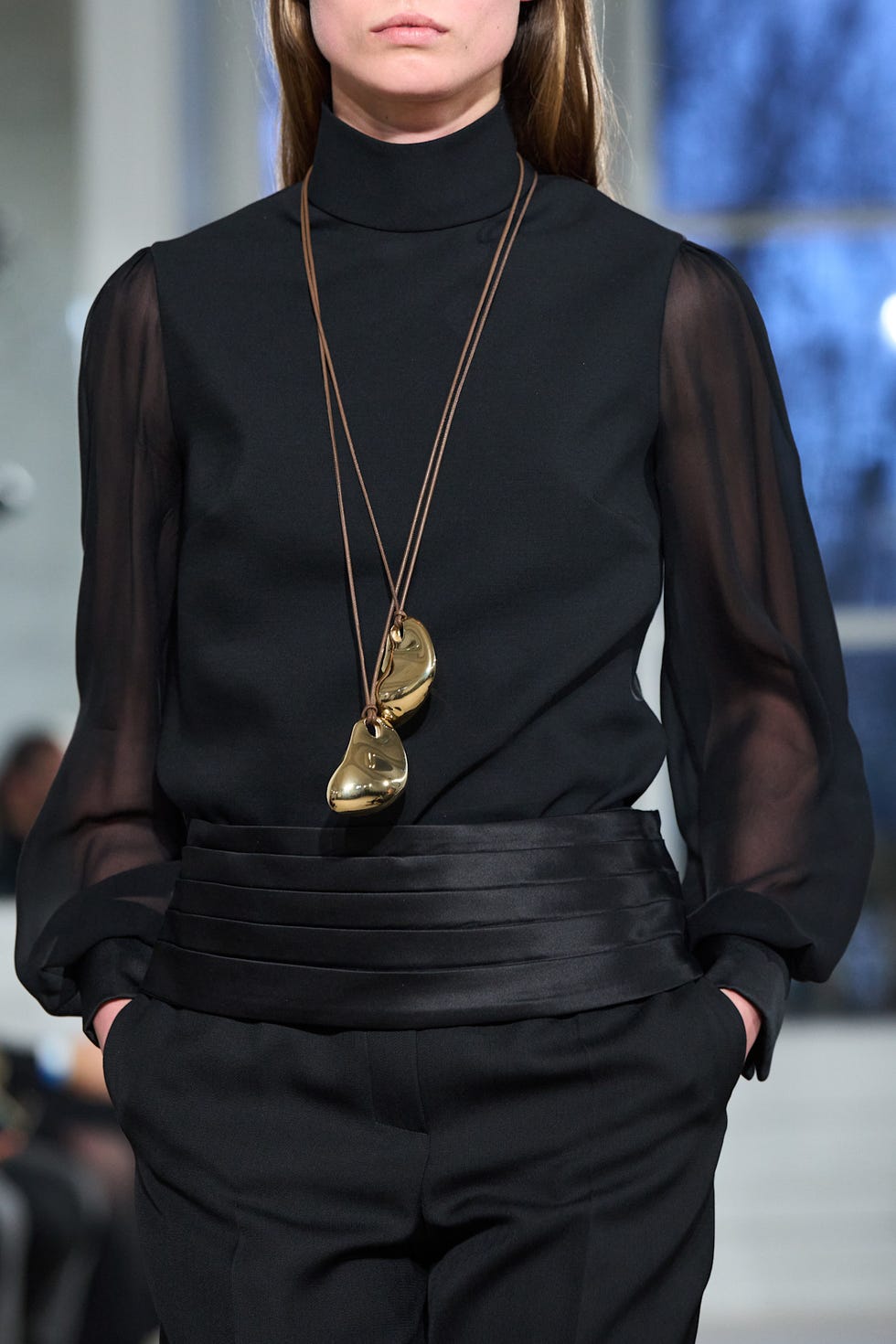 Modèle de mode présentant une tenue sophistiquée avec un collier unique