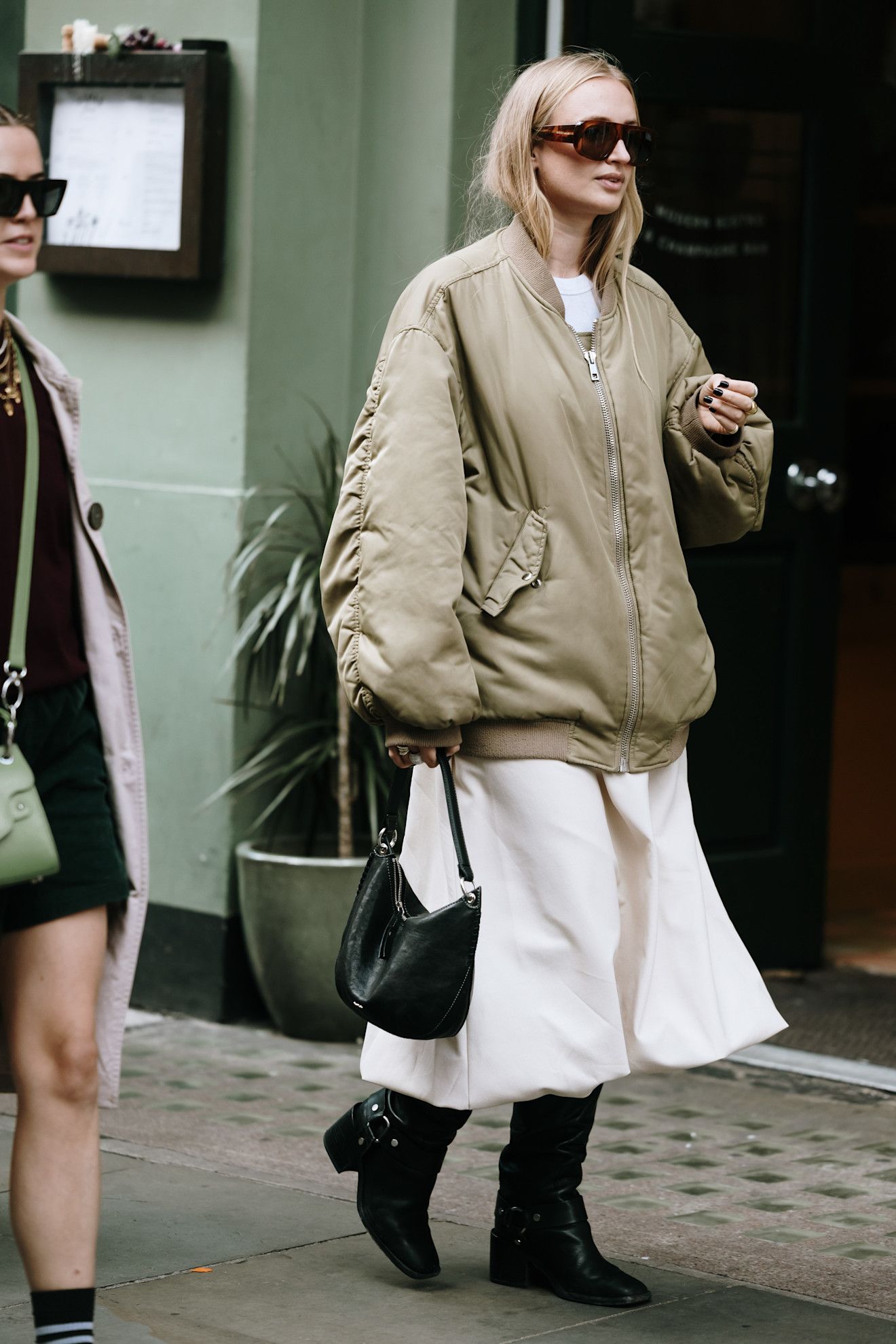 Une veste de bombardier surdimensionnée avec une longue robe