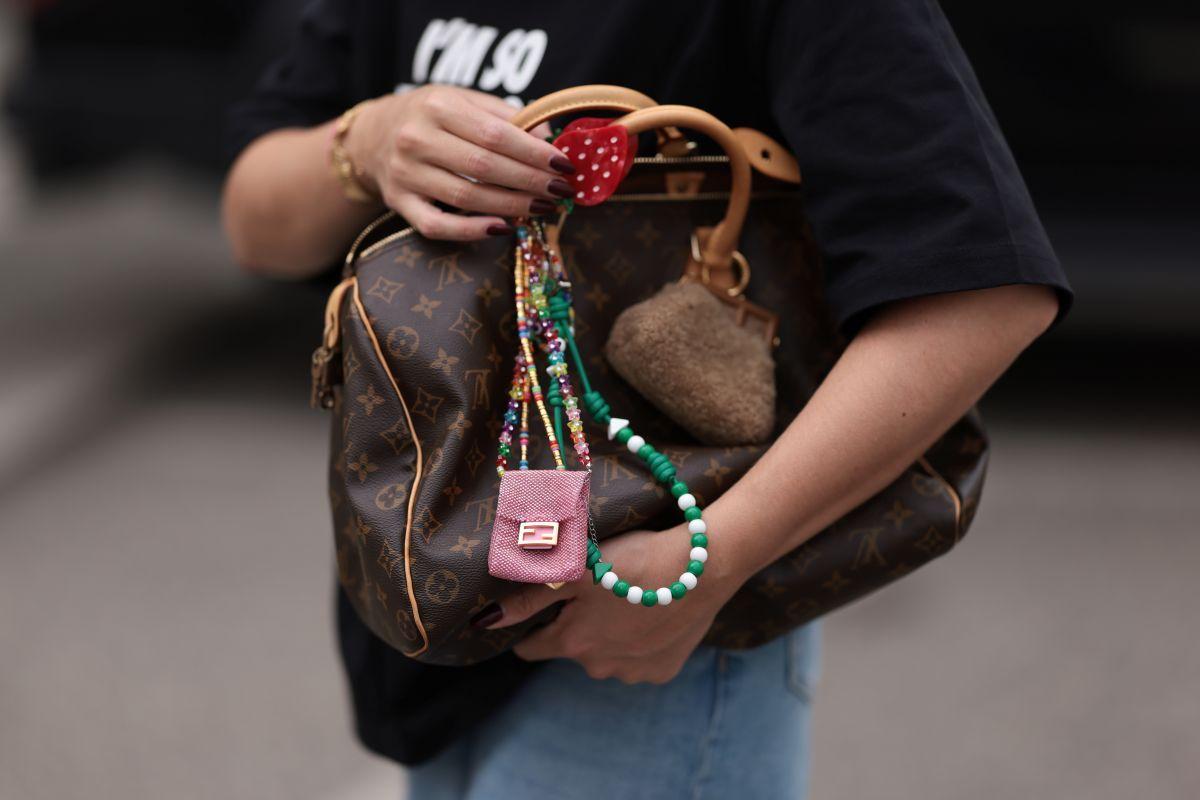 La próxima temporada los collares se llevarán en los bolsos