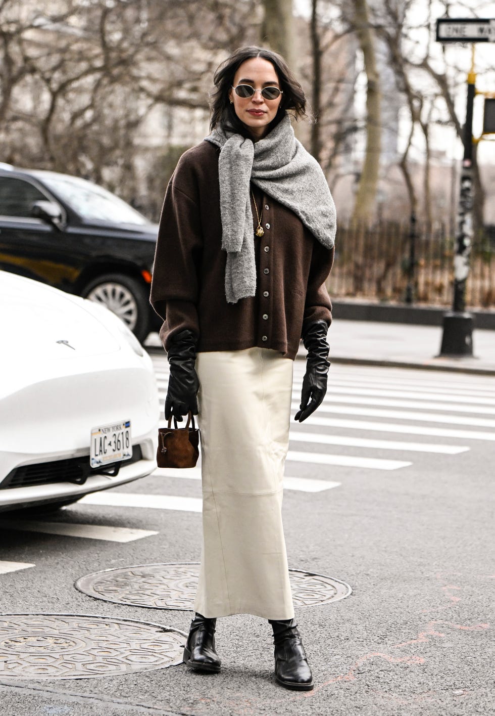 New York, New York 08 février Un invité est vu portant un manteau brun, un pull gris, une jupe crème et un mini sac avec des bottes noires à l'extérieur du spectacle Altuzarra pendant NYFW FW 2025 le 08 février 2025 à New York Photo de Daniel Zuchnikgetty Images