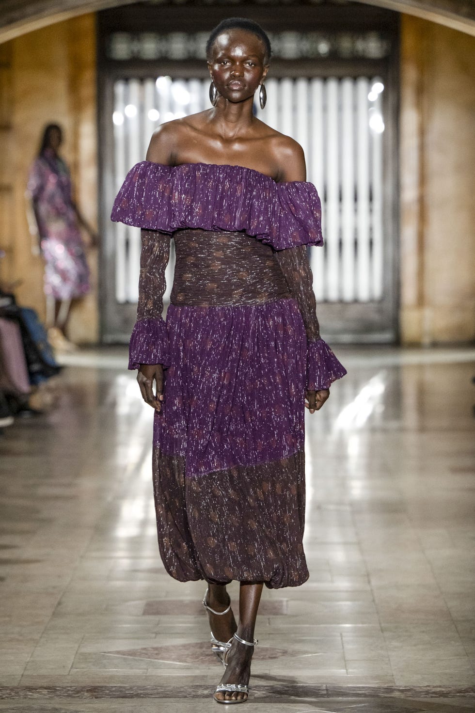 New York, USA février 08 Un modèle marche sur la piste pendant le défilé de mode Prabal Gurung Ready Fallwinter 2025 2026 dans le cadre de la New York Fashion Week le 8 février 2025 dans la photo de New York de Victor Virgilegamma Rapho via Getty Images