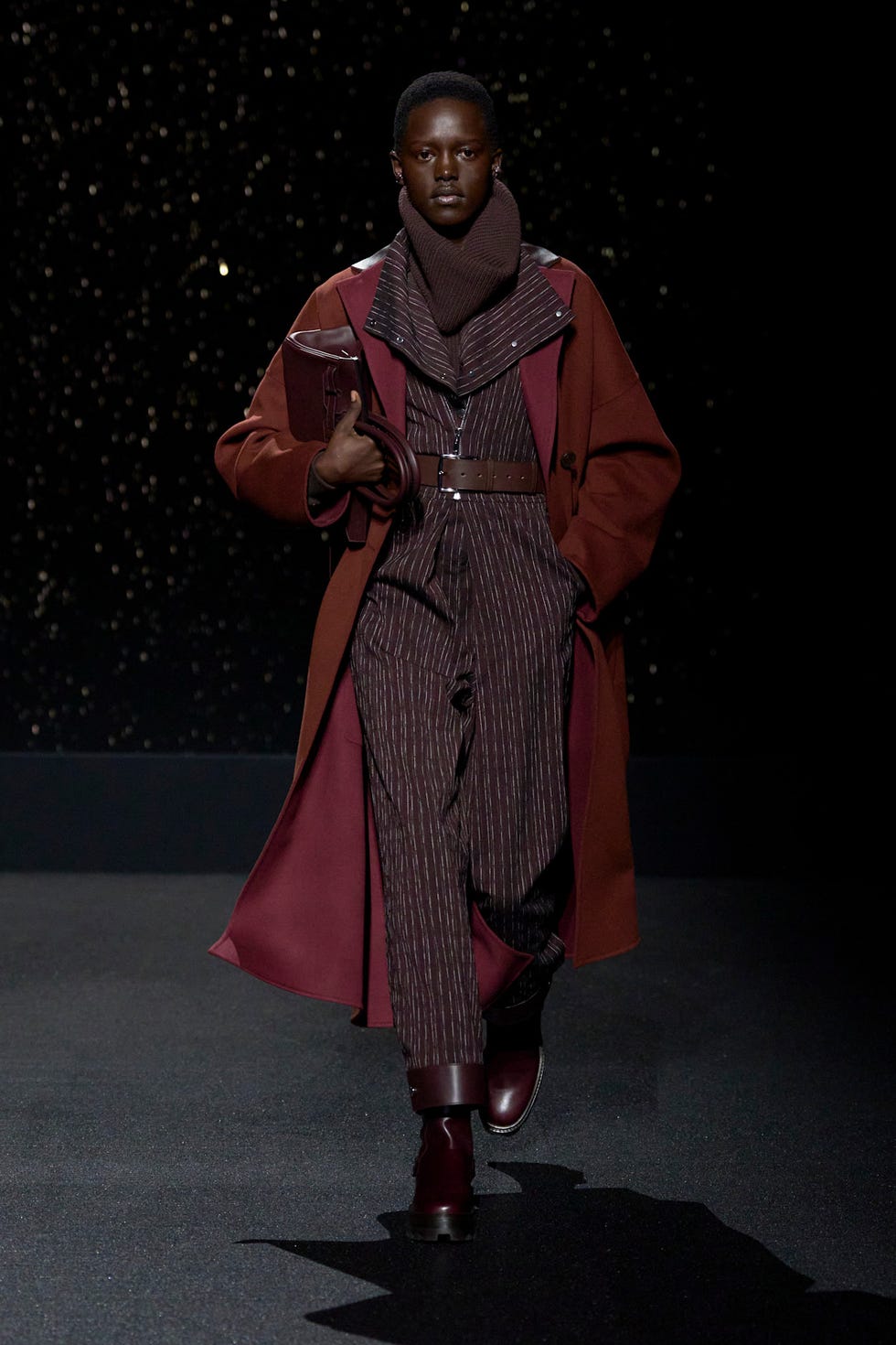 Modèle de mode présentant des vêtements d'extérieur contemporains et des vêtements en couches