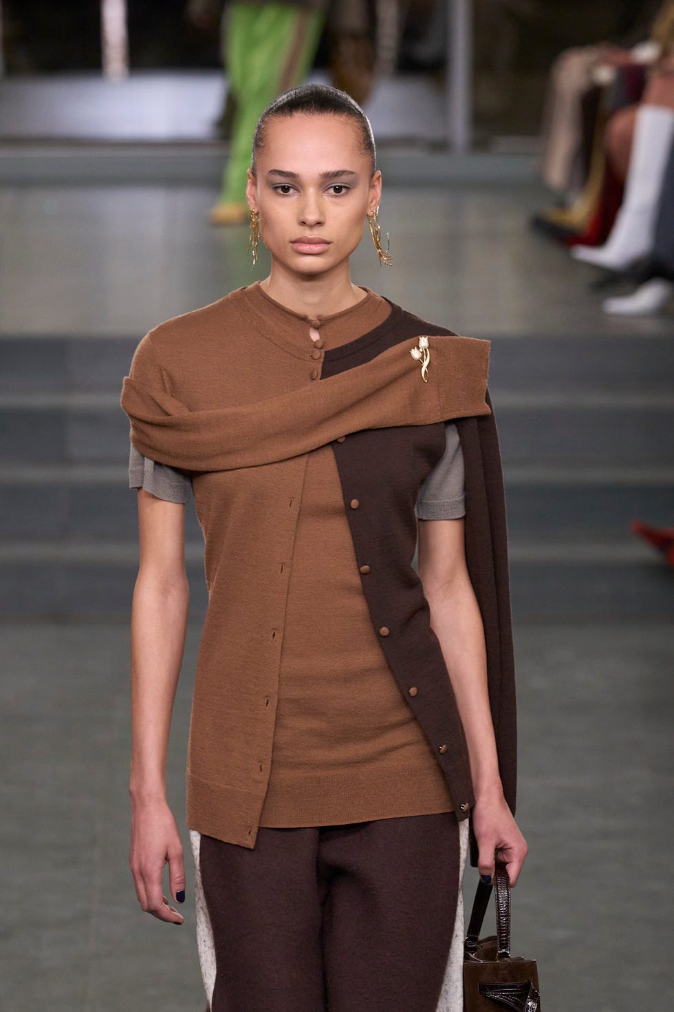 Modèle de mode présentant une tenue en tricot à deux