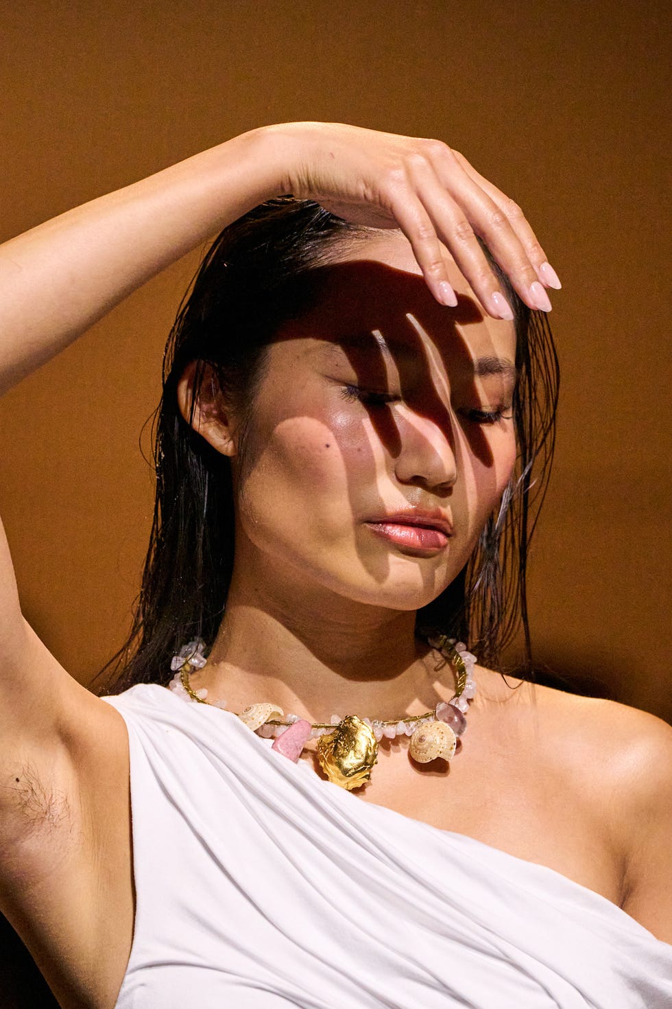 Modèle présentant des bijoux et un design de mode