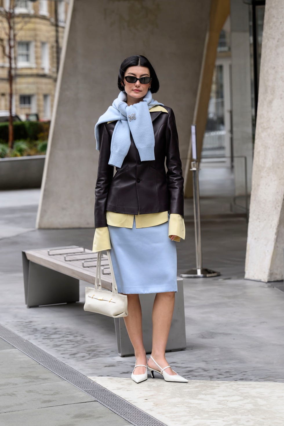 Londres, Angleterre 21 février Amalie Gassmann porte des chaussures Toteme, un sac démellier, une jupe Mithride