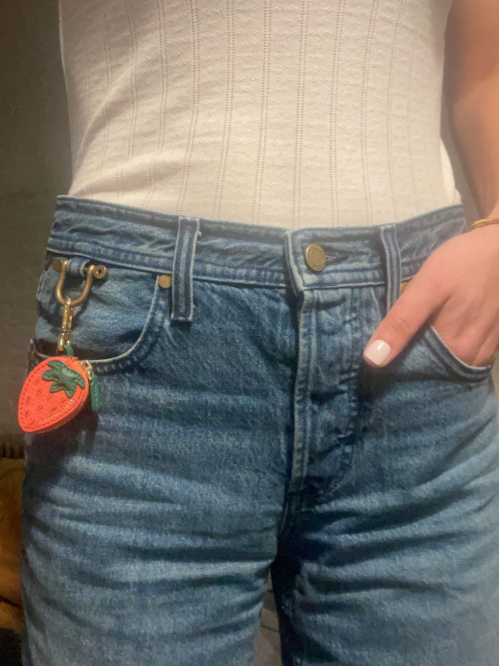 Jeans en denim avec un porte-clés de fraise suspendu à la poche