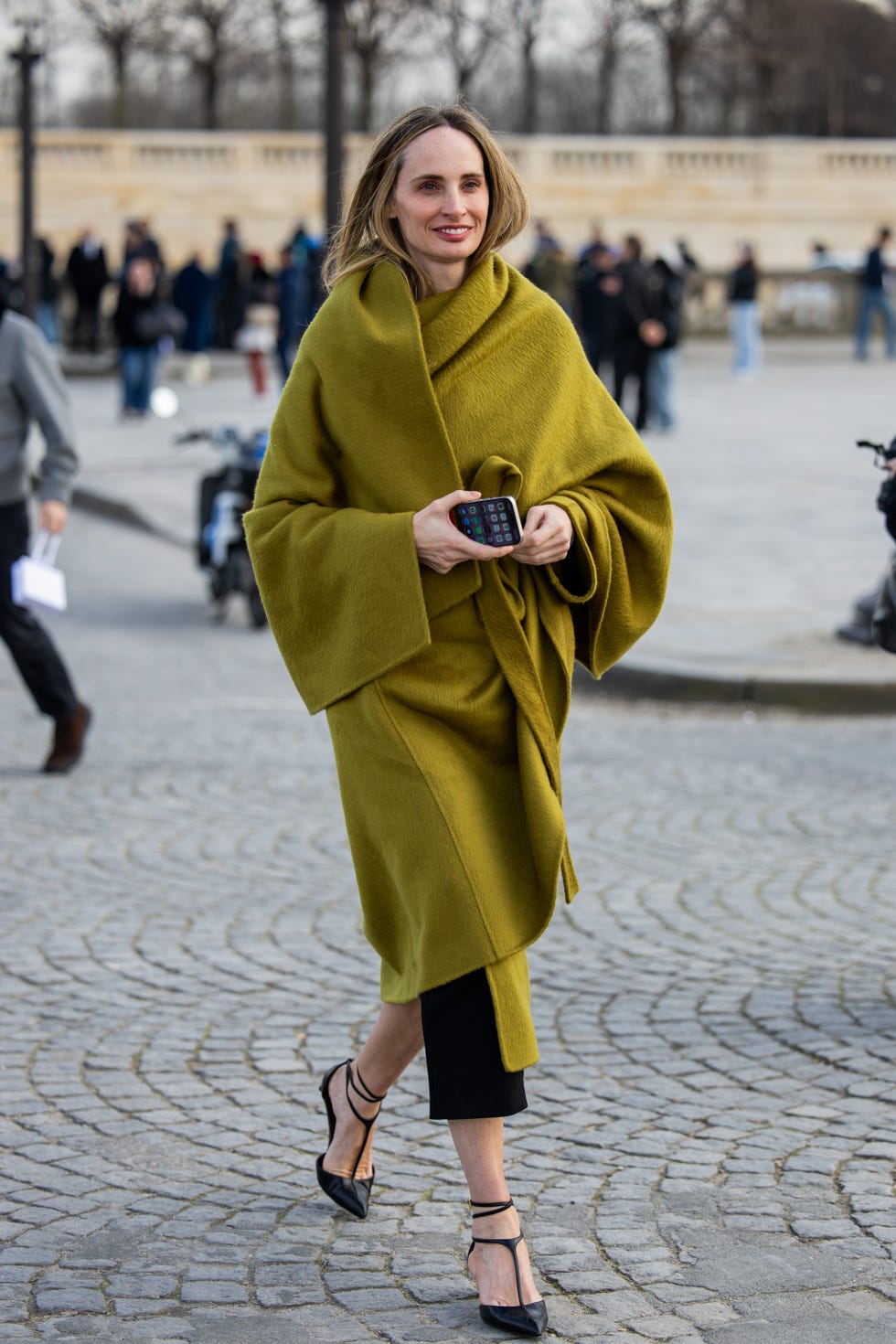 Paris, France 04 mars: Lauren Santo Domingo porte un manteau vert enveloppé à l'extérieur de Dior lors de l'automne de vêtements pour femmes / hiver 2025/2026 dans le cadre de la Fashion Week de Paris le 04 mars 2025 à Paris, France. (Photo de Christian Vierig / Getty Images)
