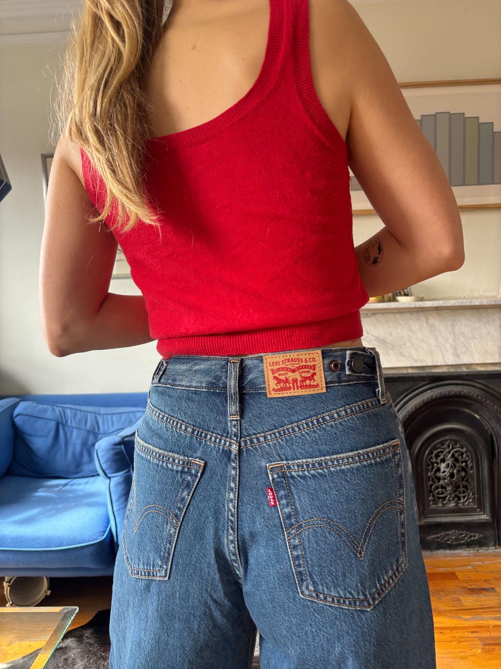 Aemilia Madden teste les jeans en jeu de Levi