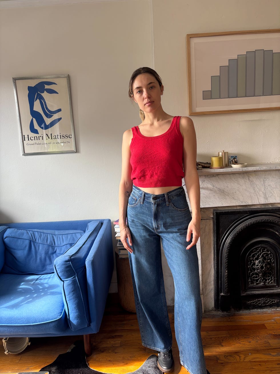 Aemilia Madden teste les jeans en jeu de Levi