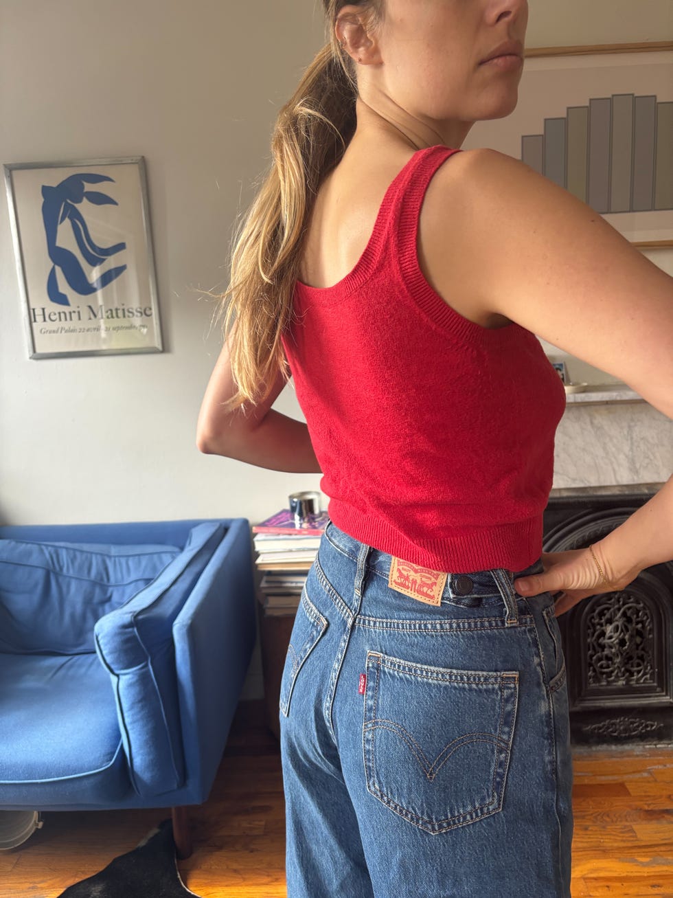 Aemilia Madden teste les jeans en jeu de Levi