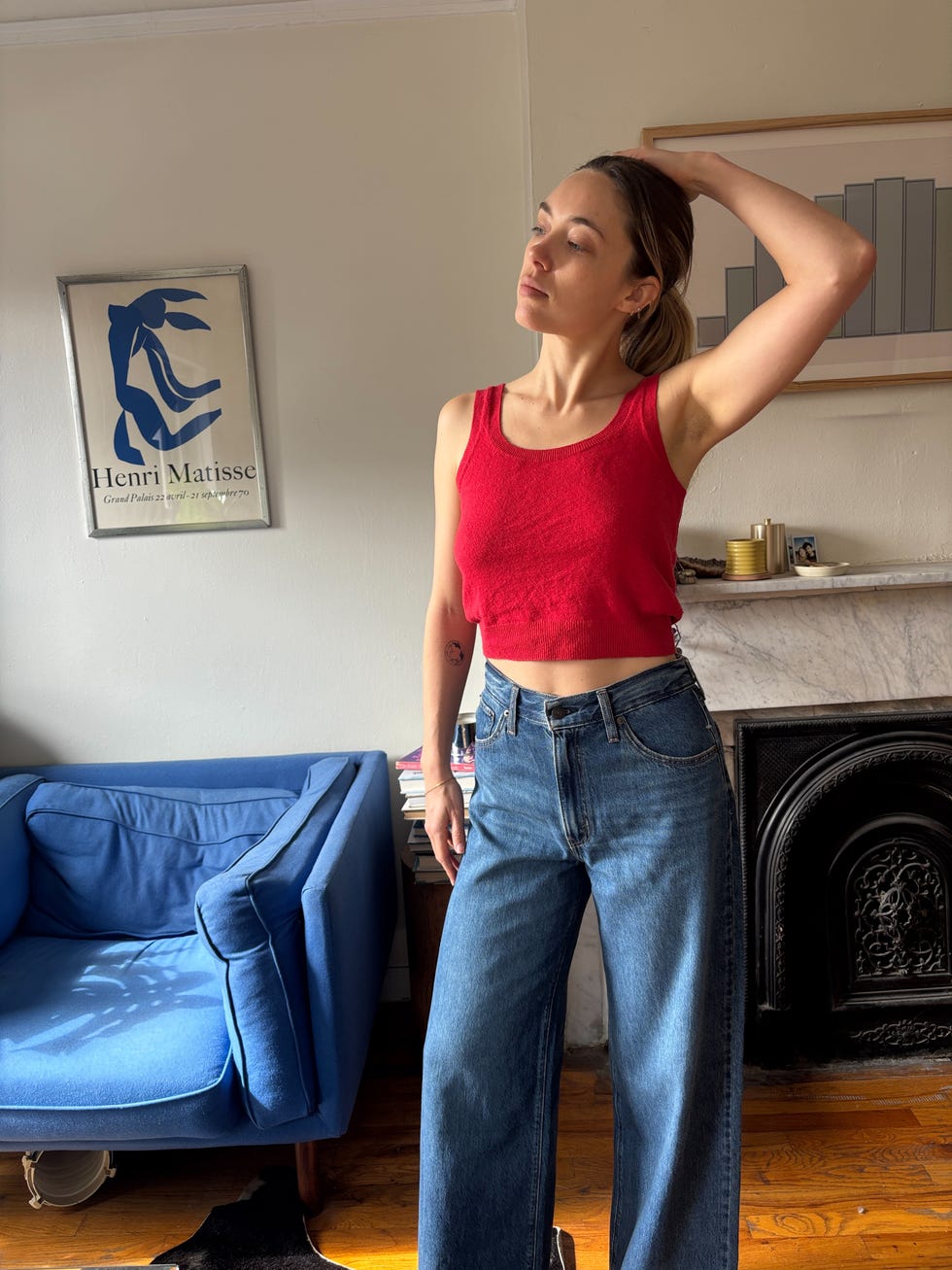 Aemilia Madden teste les jeans en jeu de Levi