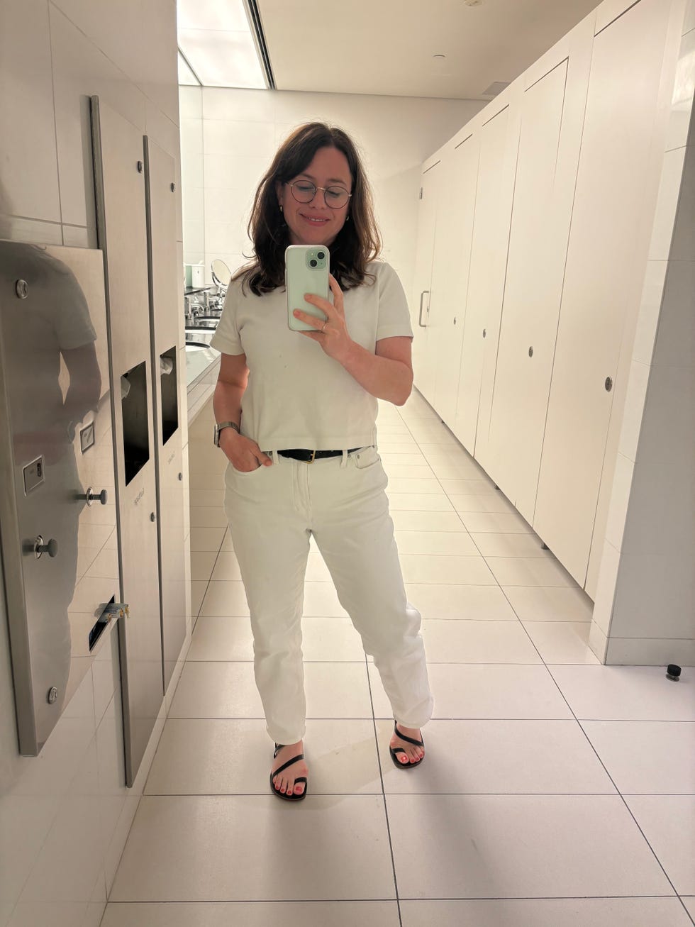 L'éditeur de bazar Izzy Grinspan porte le tee blanc Cos Clean Cut Cut