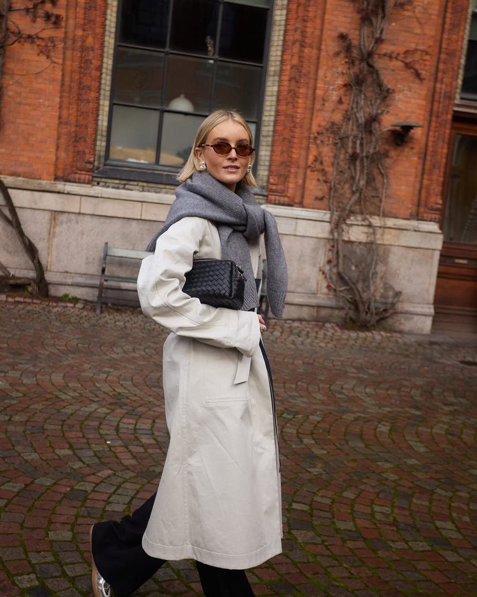 Une personne portant le long manteau d'aligne pendant la semaine de la mode de Copenhague