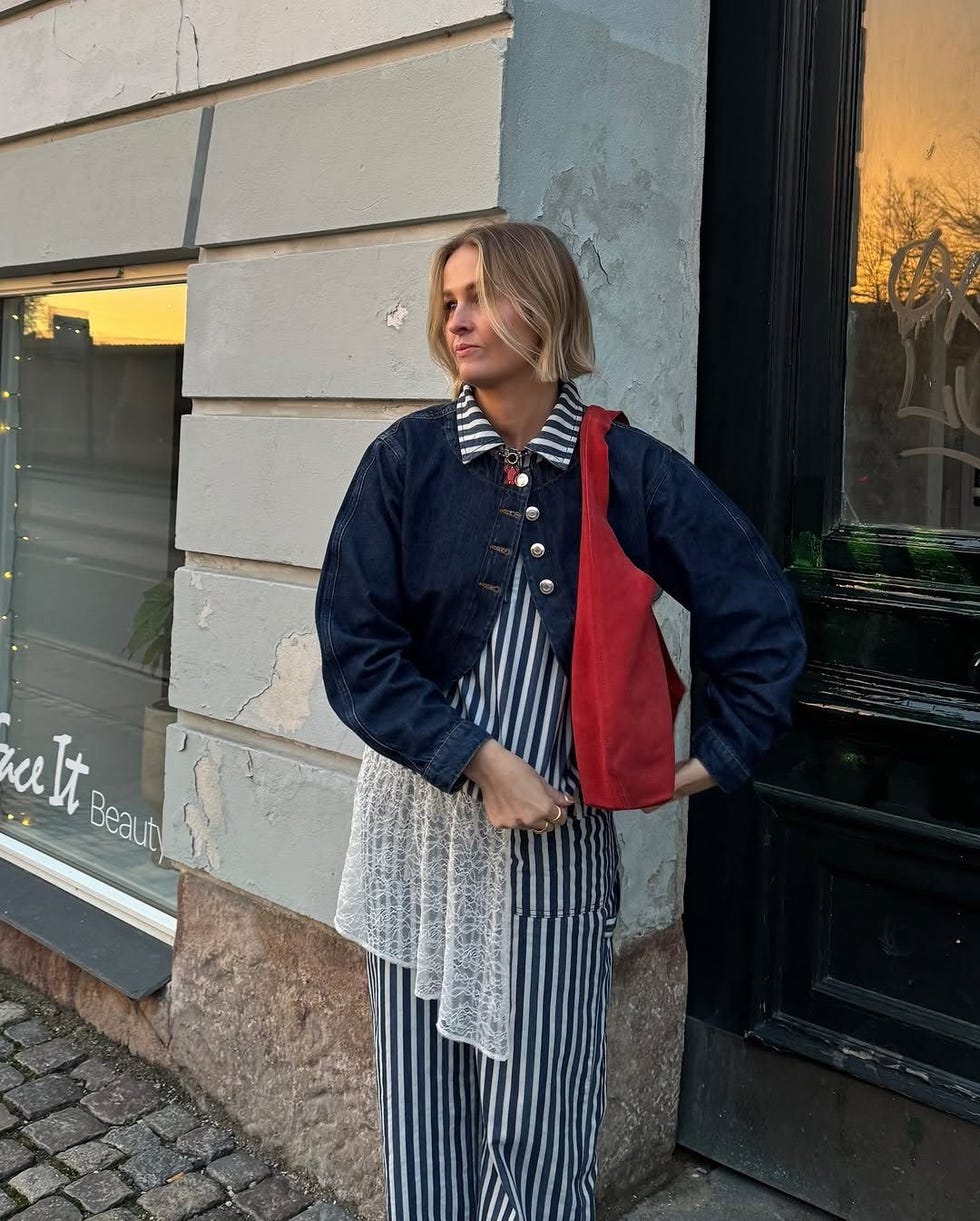 Une tenue élégante avec un pantalon rayé et une veste en jean