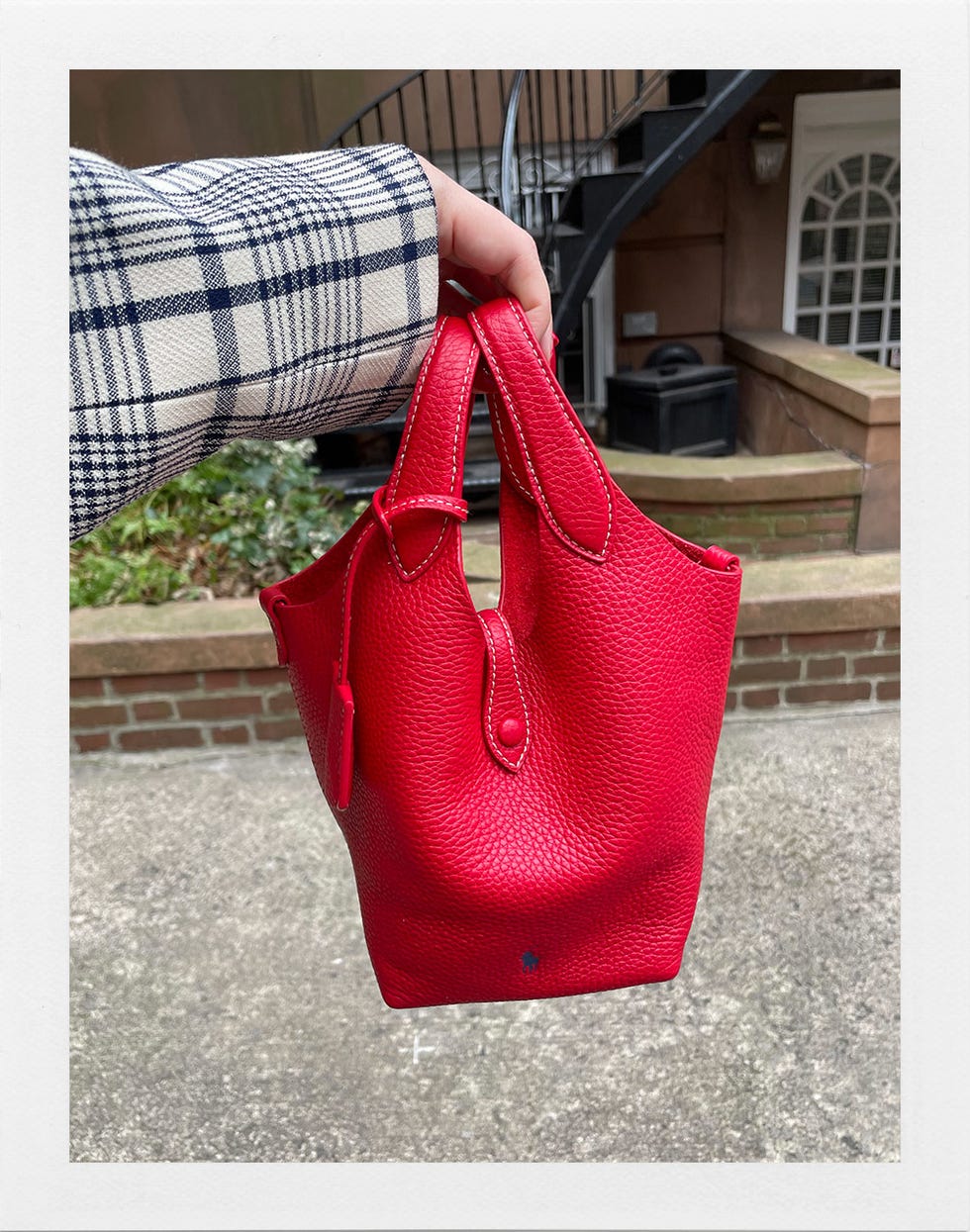 sac à main en cuir rouge avec deux poignées et une forme unique