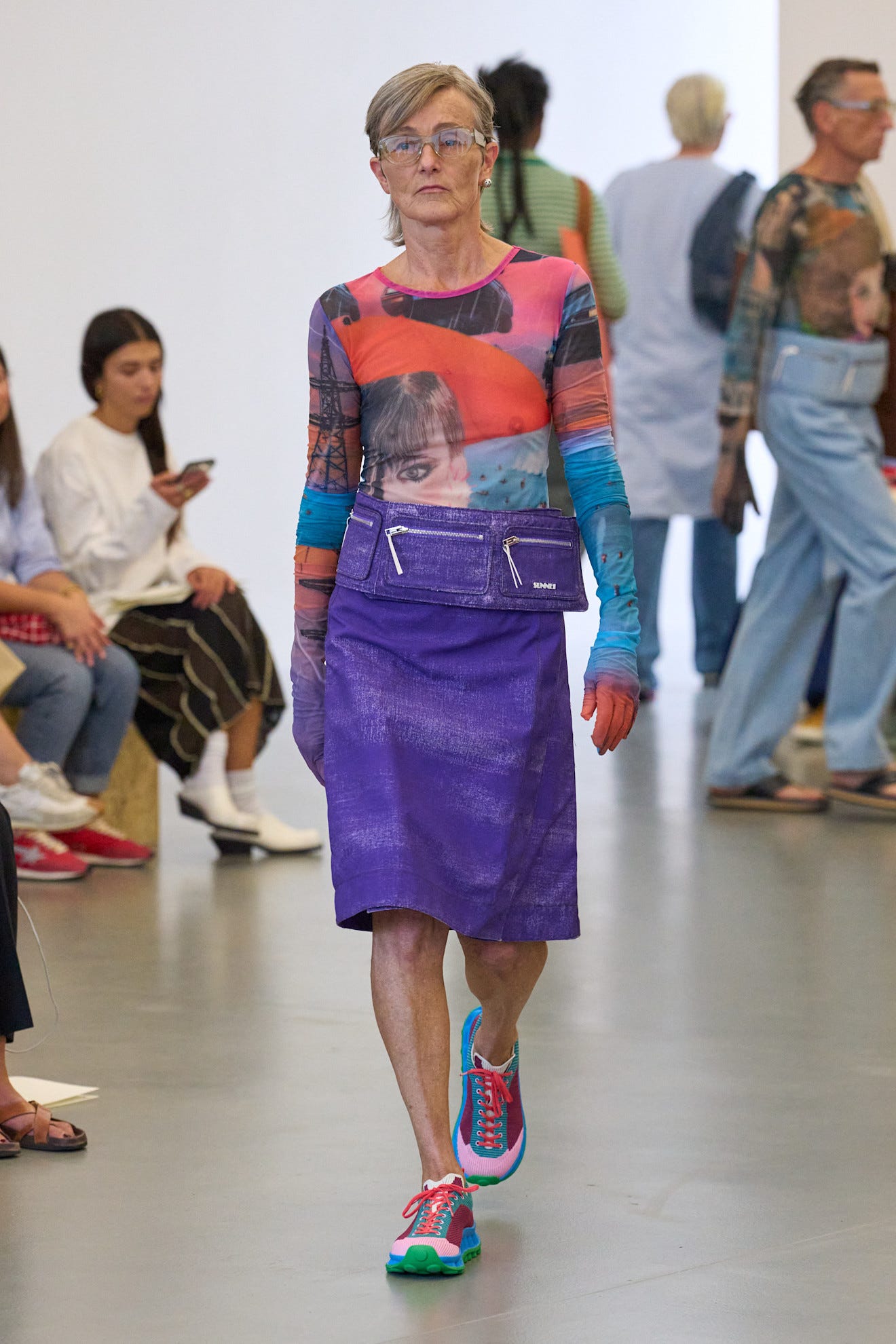 Modèle de mode présentant une tenue dynamique sur la piste