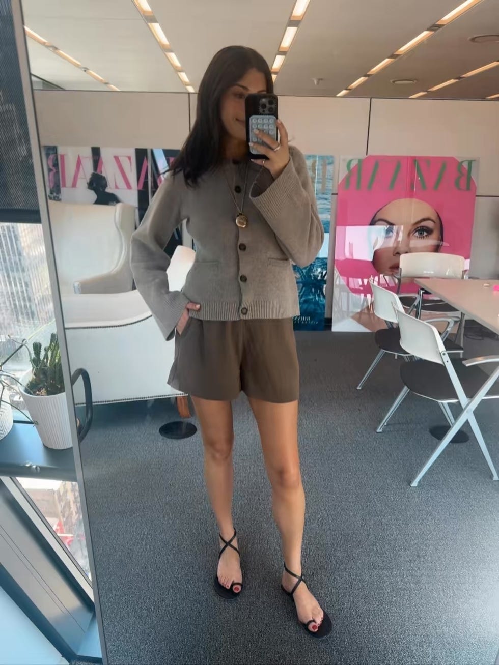 Une personne dans une tenue élégante posant dans un cadre intérieur moderne