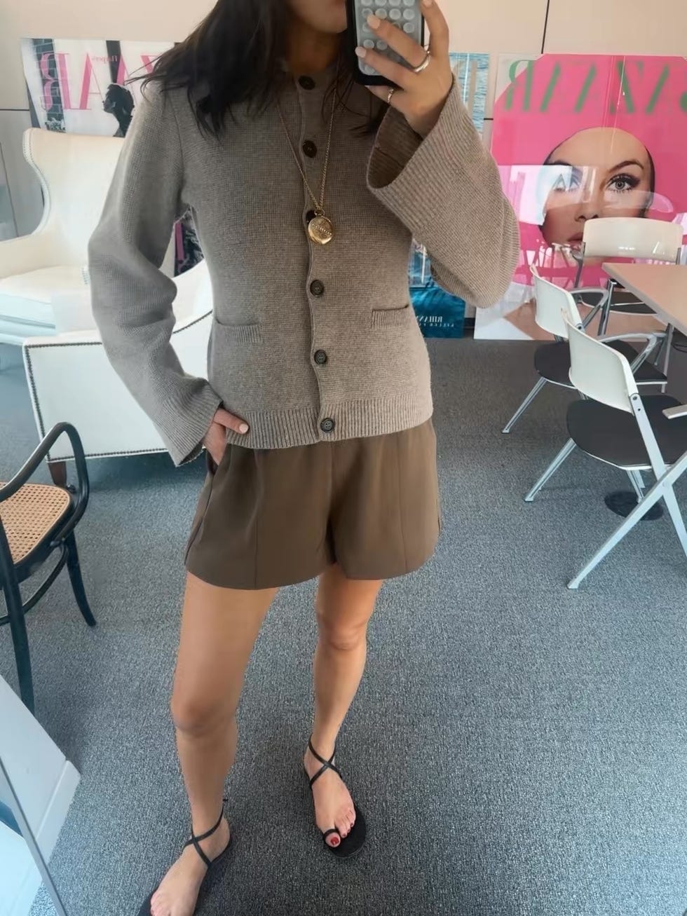 La tenue décontractée présentée dans un selfie miroir avec un cardigan brun et un short