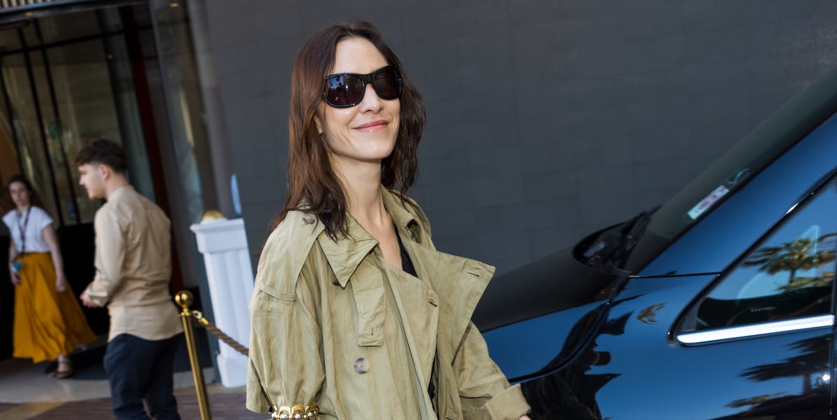 Alexa Chung vient de porter le trench parfait à Cannes