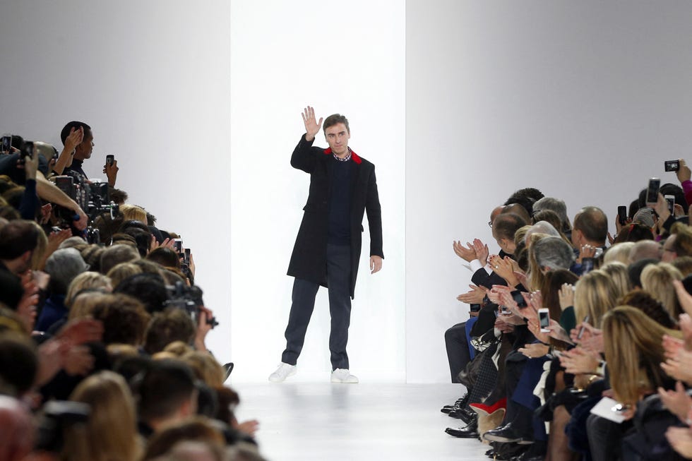 La créatrice de mode belge Raf Simons pour Christian Dior reconnaît le public à la fin du défilé de mode de la collection Automne / Winter Ready 2014/2015, le 28 février 2014 à Paris. AFP Photo / François Guillot (Photo de François Guillot / AFP) (Photo de François Guillot / AFP via Getty Images) 