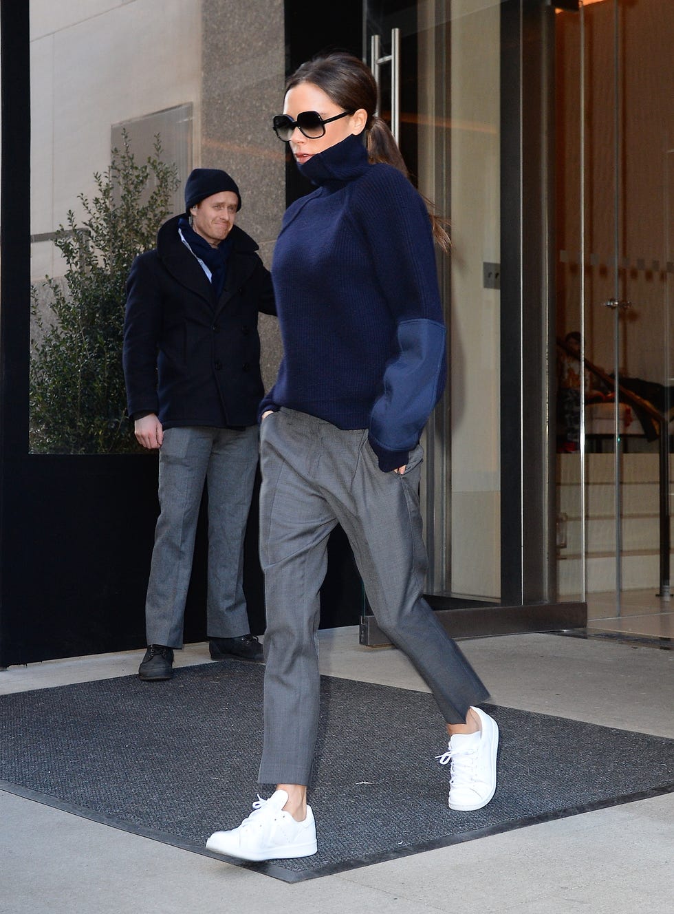 New York, NY 13 février: Victoria Beckham est vue marcher à Soho dans une chaussures Adidas Stan Smith le 13 février 2016 à New York. (Photo de Raymond Hall / GC Images)