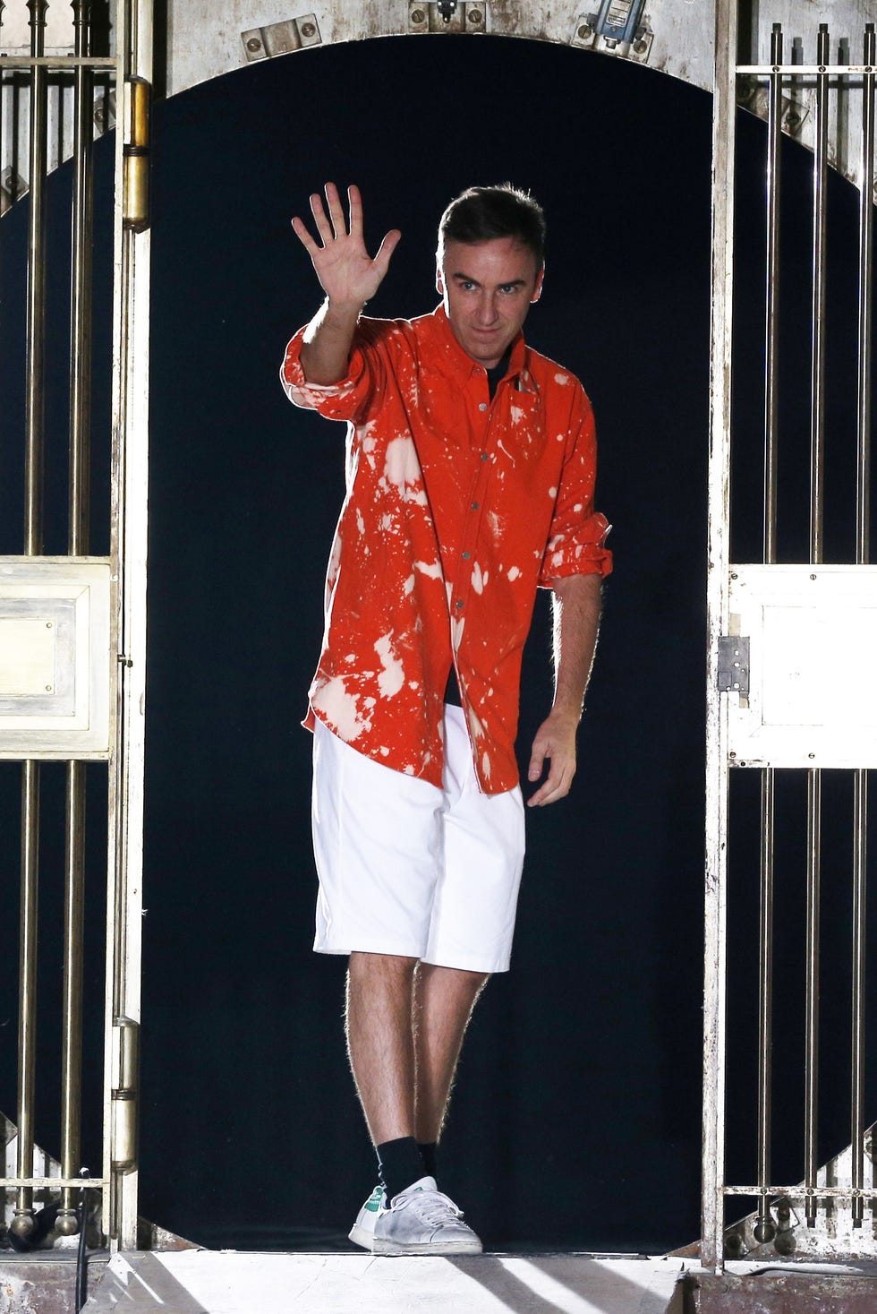 Le créateur de mode belge Raf Simons reconnaît le public à la fin de son défilé de mode printemps / été pour hommes 2015 le 25 juin 2014 à Paris. AFP Photo / François Guillot (Crédit photo doit lire François Guillot / AFP via Getty Images)