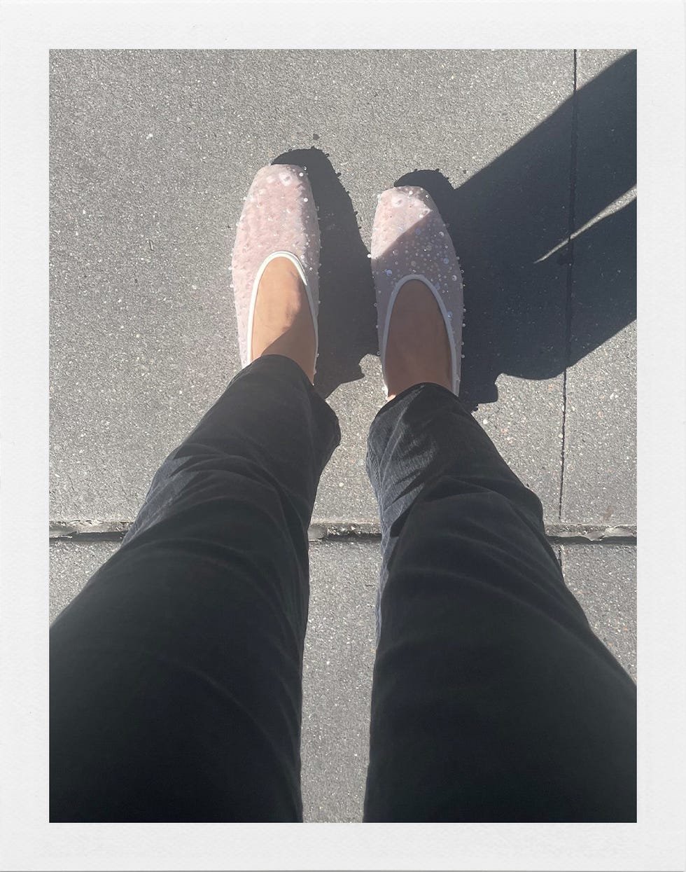 chaussures affichées sur une surface de la chaussée mettant en vedette le style et la texture