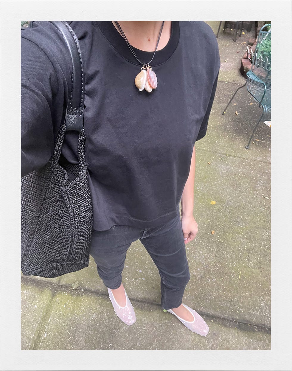 jean noir et tshirt avec des plats en maille sur une femme