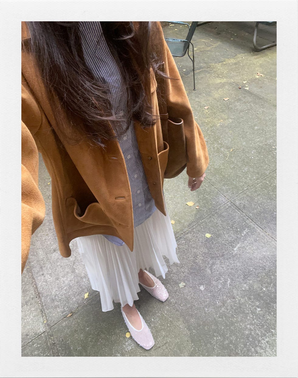 tenue avec une chemise à rayures en manteau marron et une jupe plissée avec des chaussures roses