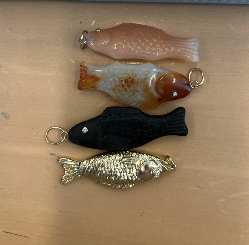 Quatre clés de poisson décoratifs de matériaux et de couleurs variables