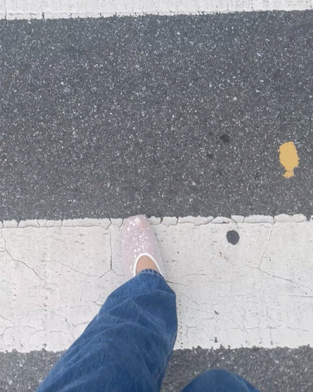 Marcher avec des chaussures en maille et des jeans