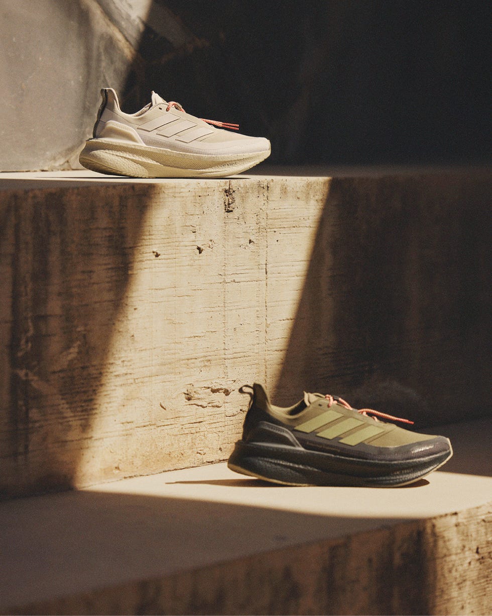 Deux paires de chaussures de sport affichées sur une surface en béton